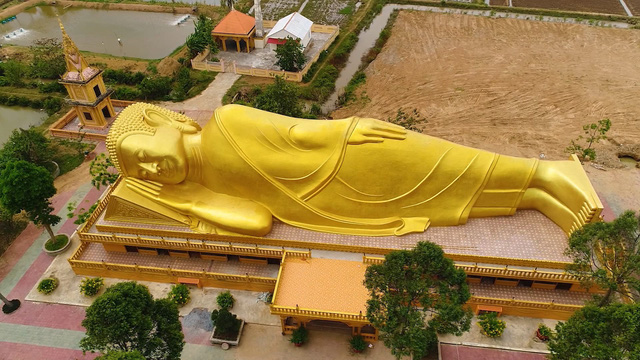 Tượng Đức Phật Thích Ca Mâu Ni nhập niết bàn có chiều dài khoảng 54 mét, cao 20 m, ngang 16m được sơn phủ sơn son thiếp vàng tại chùa Vàm Rây