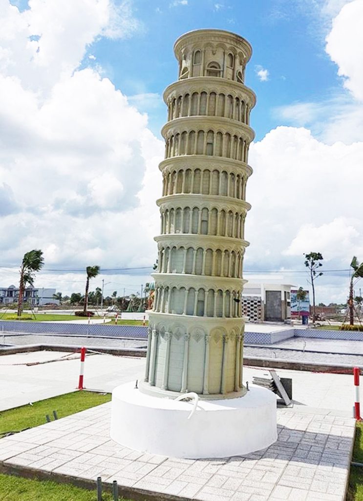 Tháp nghiêng của Italia tại công viên 7 kỳ quan thế giới.